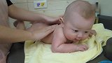 专业婴儿按摩师给宝宝做全身按摩，宝宝一副享受的小模样好可爱！
