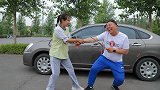 二货打劫，没想遇到不正经美女，反被劫色，太逗了