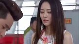 小伙拿错美女的行李箱，警察非让他打开看看