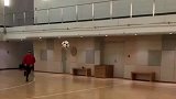 没想到吧！撒盐哥踢球居然那么厉害 凌空射篮框超准