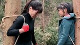 现在的女人也是够厉害的，居然可以扛起一个树来，实在是太牛了！