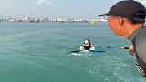 三亚冲浪拍到的一幕，小姐姐说是头一次玩，你们相信吗？