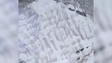 夏日高温加剧冰川消融 瑞士居民给冰川盖巨毯防融
