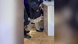 爆笑合集,男子突然尬舞,小姐姐笑喷了