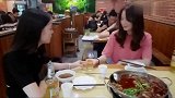 东北小姐姐喝酒也是这么豪爽，举杯就是干！