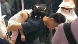 为了让刚输完液的女儿睡的舒服些，爸爸一直这个姿势背着女儿