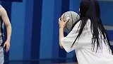 名模周韦彤化身篮球女神！网友高呼这大长腿上篮太美了！