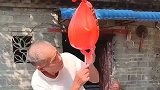 家里没有热水器，大爷用一个塑料袋洗头！