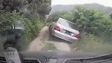 汽车山路突然侧翻，记录仪拍下这一幕，再晚一秒后果不堪设想