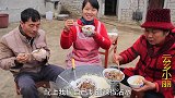 用老方法做一锅酸汤豆腐，全家人围着锅边吃