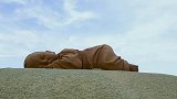 甘肃沙漠躺一巨婴，沉睡两年吸引无数游客前往，背后有着特殊含义