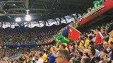 PP体育前方直击：五星红旗飘扬 中国球迷观战巴西塞尔维亚舞动国旗