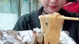 锡纸花甲粉，看起来就非常好吃，瞧妹子吃的那叫一个香