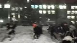 大学生举行打雪仗友谊赛！