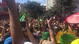 广场看球太刺激！内马尔破门巴西球迷瞬间欢腾