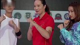 关晓彤一脚踹在鹿晗肚子上，谁注意鹿晗下意识举动喜欢装不出来