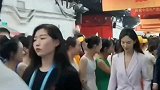 张艺兴被小O绊倒