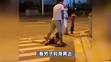 男女深夜街头起争执，女子被反复拖拽殴打，却死扒车门不愿离去
