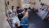 杜海涛浴室大曝光，洗手台堆满女士用品，当看到宝宝玩具集体吓懵