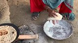 偶遇巴基斯坦姑娘做面饼，看到正脸的一刻，原谅我没忍住！