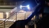 越野车深夜开上人行天桥，步梯已损坏