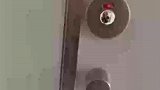 女生转动厕所的门锁，没想锁住的门竟然打开了