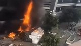 货车失控一路冲撞侧翻起火 路边楼房被引燃：整栋起火了