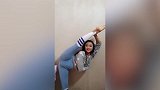 小姐姐家中站立劈腿角度将近270 这柔韧性还是人吗？