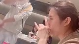 服务员在女子面前，表演杂技没想甩女子一脸