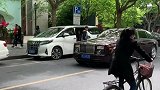 看到大幻影来了。我连忙放下手中的推车拍了起来。