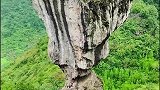 云南大山拍到一奇石，上粗下细，屹立在悬崖边万年不倒，真是奇观