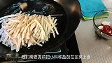 炒韭菜很多人在放盐时就做错了，难怪没香味易出水，看大厨做法