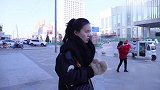 小伙竟然拿卫生巾当鞋垫，美女都不忍心看了，真搞笑呀