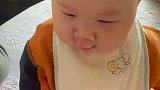 男子教儿子喊爸爸，结果角色互换