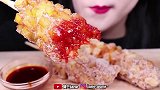 小姐姐吃芝士热狗棒，可以拉很长的丝