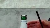 经常喝酒的只用一根筷子就能开啤酒，大爷这操作有点复杂了