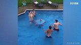 四个大男人在水里玩球 轮流击打乐此不疲