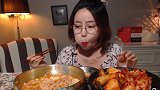 韩国妹子吃超辣拉面，还加了盘腌菜，吃得特别大口