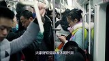 国外女子像脱缰马儿一般，四肢着地奔跑，而且速度飞快