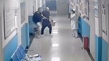 河南宝丰一醉酒男子持刀砍护士 监控拍下惊险一幕