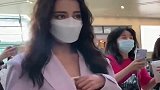 女孩为追迪丽热巴意外摔倒，助理扶起粉丝，热巴全程无表情！