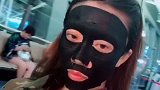 夜航班候机敷面膜，后面那些撒狗粮的情侣小心点