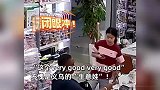 10岁小孩姐暑期独自看店，用“散装英语”接待外宾，全程无障碍交流：这个very good