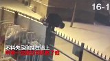 滑稽！笨贼超市行窃两次均被倒吊在围栏上
