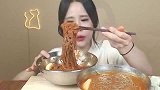 韩国水乡妹妹吃辣乎乎冷面，抱着盆直接吃，完全不要形象了