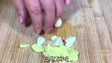 看看酒店退休大厨是怎么炒包菜的，这烹饪技术，看完后不服不行