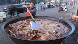 河南开封大排档，一锅煮400斤大骨头，客人开车来吃！