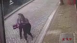 轿车失控像炮弹般飞来，男子神反应抱住女友滚向一边