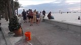 作死草人恶搞，男子打扮成草人吓路人，路人纷纷被吓到