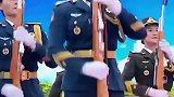 又美又飒！仪仗队女兵枪操表演太好看！大爱，赞了！